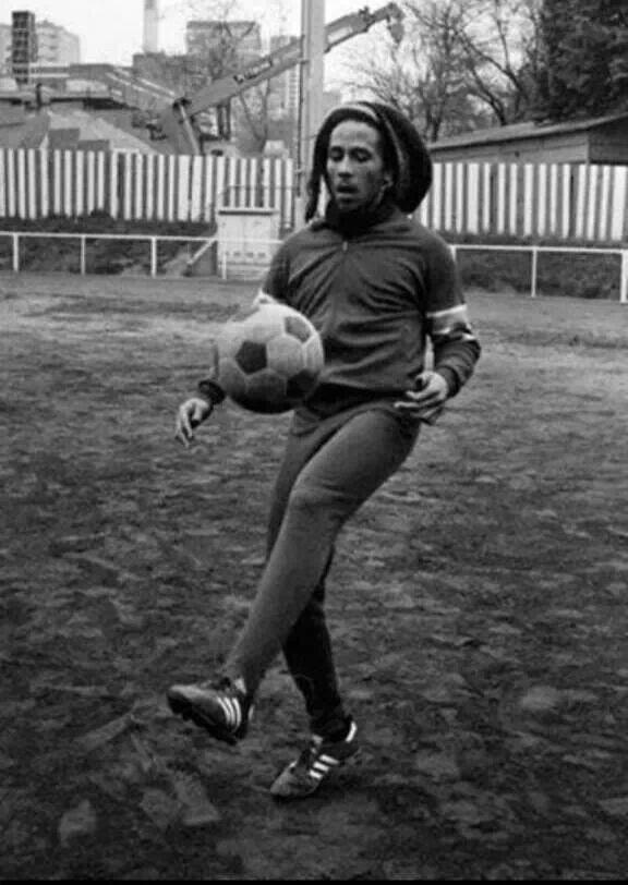 EdimarCalix's tweet image. No solo el zacate le gustaba tambien aqui practicando el"soccer"