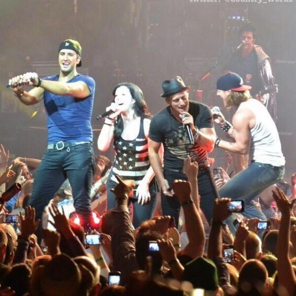 Luke_Bryan_fann's tweet image. Miss this tour.. Oh we&apos;ll BRING ON THE NEXT ONE!! #byebye2013 #Hello2014 #DirtRoadDiaries #IDontWantThisNightToEnd