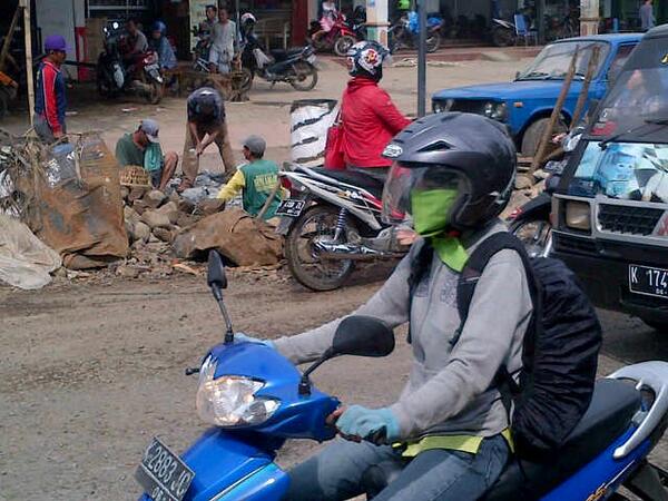 Perbaikan Jalan di Mayong Jepara depan Ruko Indomaret Mayong, bagi pengendara Ranmor agar berhati2..