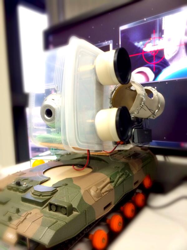 私のツボに入った1つをご紹介。「個人用自走球体投擲遊具 室伏二号」無線操縦かつ無線カメラ伝送。分かりづらいですが，ローラーが高速回転していてピンポン球が射出されます。楽しかった!