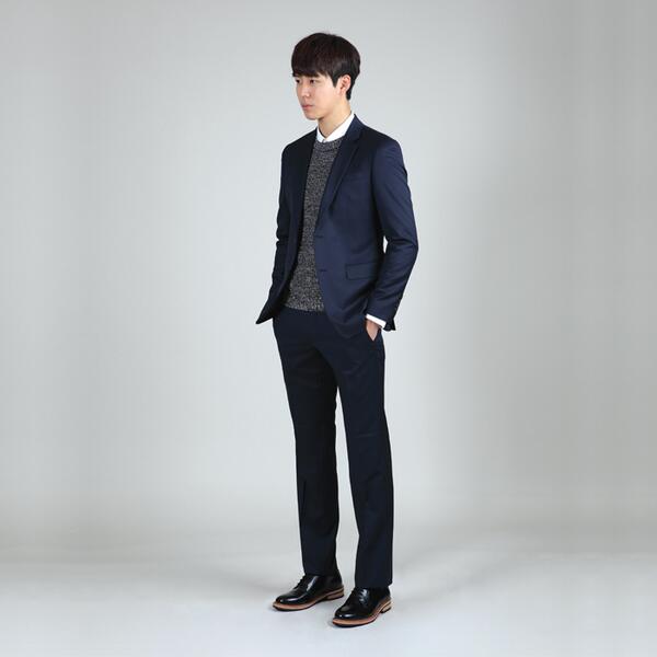 봄기운이 조금씩 느껴지는 요즘, 한결 가벼워진 네이비 수트에 딥 블루 &amp; 화이트 믹스 스웨터를 매치하면 경쾌하고 밝은 분위기를 연출할 수 있죠:-) Suit_MK4A01221R Sweater_MK4A51202R