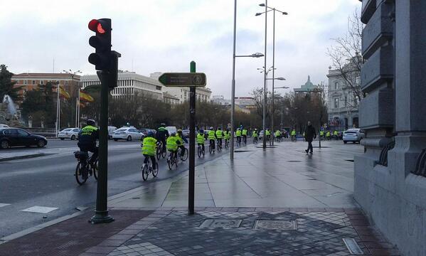 STARSMadrid's tweet photo. Esta mañana, los alumnos del Colegio Santa Isabel La Asunción aprendiendo a circular en #bici con #STARSEurope http://t.co/Dr5qxaJDDG