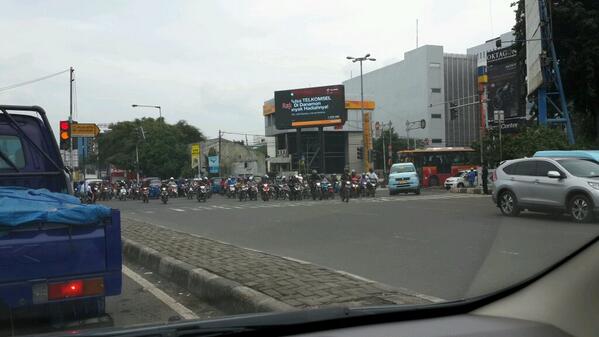 AhauHS's tweet photo. @lewatmana @TMCPoldaMetro Seperti ini mental supir ranmor 2 di TL. Lampu merah pun diterabas. TL Samanhudi-Gn Sahari. http://t.co/nane076SEV