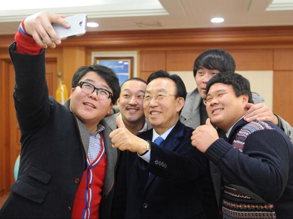 juyatw's tweet photo. "@kimkwanyong1: 독도 지킴이 페친들이 집무실에 찾아왔네요. 젊은 청년들과 얼굴을 맞대고 이야기를 나누니 아이디어도 팍팍! 젊음도 팍팍 샘솟는것 같습니다.^^ http://t.co/uoUHy5iI5Y"