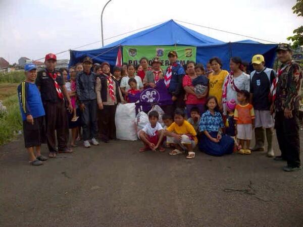 Penyerahan bantuan ke wilayah kembangan jakarta barat, 6 februari. #pramukapeduli