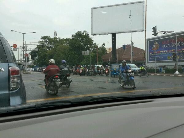 AhauHS's tweet photo. @lewatmana @TMCPoldaMetro Hanya di Jakarta! TL Gn Sahari-Garuda. Ranmor rd2 seperti pembalap yang siap menerabas TL. http://t.co/q5awcG9ocN