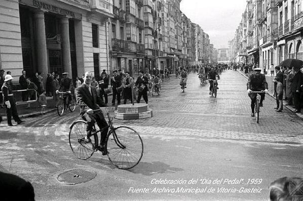 freebicisVG's tweet photo. ¡Oh! 
RT @elcorreo_alava: Los velocípedos de Arnao y los indignados de Maroto http://t.co/kNCGyp1fKs 
La Caba Suelta http://t.co/e1q5dD34Fb