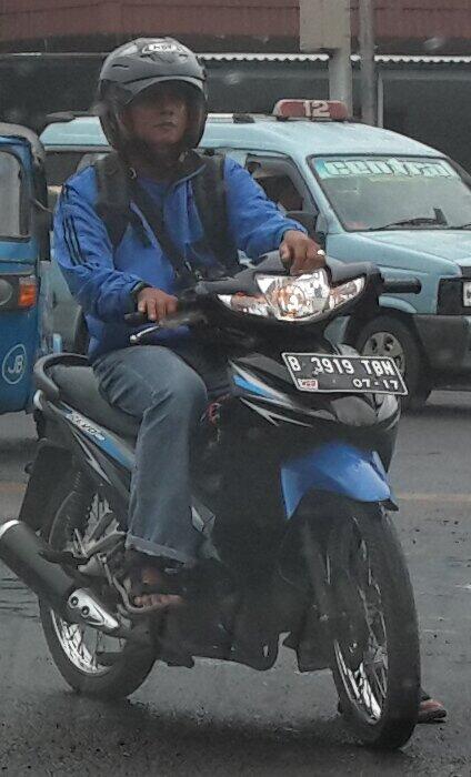 AhauHS's tweet photo. @lewatmana @TMCPoldaMetro Nopolnya terbaca kan? Bisakah pelanggar lalin ditindak menggunakan foto bukti seperti ini? http://t.co/z1tcclwAzL