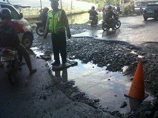 BolangYahoo's tweet image. Jalan rusak parah di jl.Daan mogot... Gimana nih kalo dah begini???  ☹☺