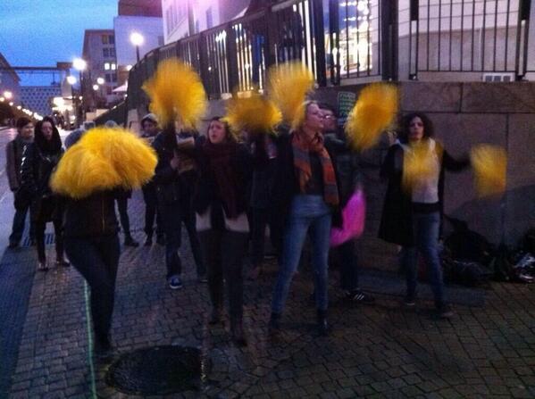 DuresAQueer's tweet photo. PMA : Hier soir, nous avons fait éclater la chatoyante colère des gouines devant le local de la PS @Johanna_Rolland http://t.co/dEUiWQHiTK