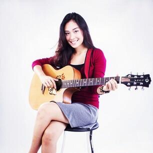 ayhacida's tweet photo. @melodia_musik kamu gak kalah cantik sama Luna Oracle Butterfly Guitar #eh #MValentine http://t.co/7SvMQLOpVd