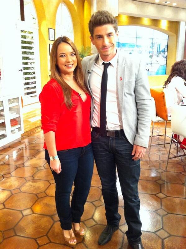 hoydia's tweet photo. Compartimos nuestra casita con @Jotailusionista y sus actos  de magia  @AdamariLopez #unnuevodia http://t.co/ijghPqv8QB