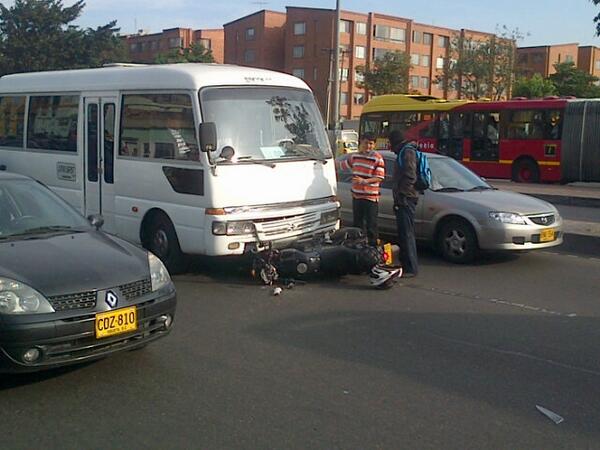 edisonjota's tweet photo. Accidente d transito en la calle 80 con crá 68 http://t.co/loMXWAB3vJ