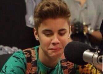kidrxuhl1D's tweet photo. "justin filmed the backpack music video in panama and chantel is the alien" http://t.co/yaCkho1A49