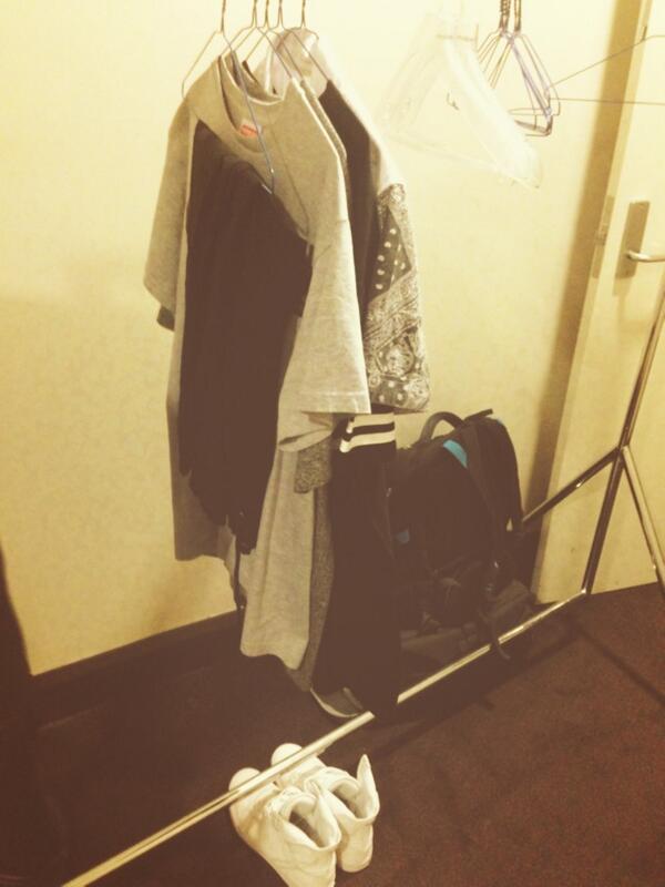 JulianDeVizio's tweet photo. What to wear.. #RestlessTour http://t.co/Vc0XDX4jsM