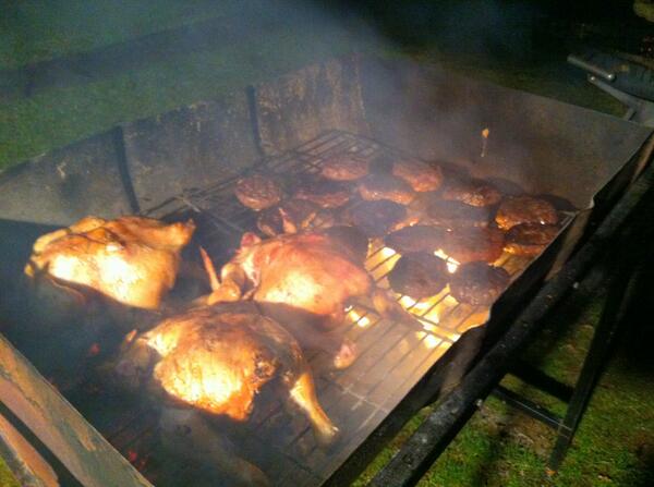 MansionKirkhill's tweet photo. Last nights BBQ - beer cn steamed chicken and Scottish beef burgers #BBQ #yummy http://t.co/UeSN2HKLYy