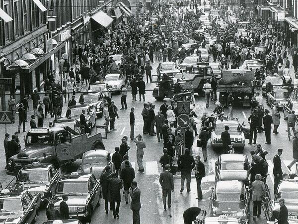 The moment when everyone in Sweden started driving on the opposite side of the road wrd.cm/1aCh47D