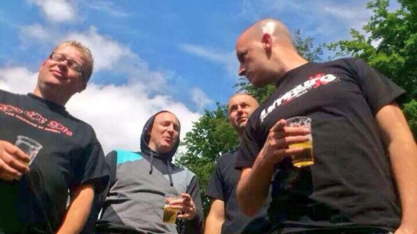limburgsw's tweet photo. De perfecte #limburgstreetwear setting! #kammeruj #beer #gezelligheid Kay bedankt voor de foto! Stuur ons jou foto. http://t.co/5dB08MAH9t