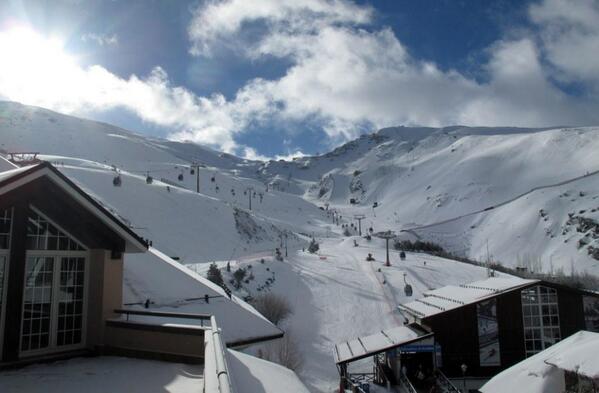 websierranevada's tweet photo. El sol asoma ya tras el Veleta #SierraNevada 70 km pistas. Veleta y Laguna cerrados por viento http://t.co/7fPQuBIAxF http://t.co/G8Lz7cTsIL