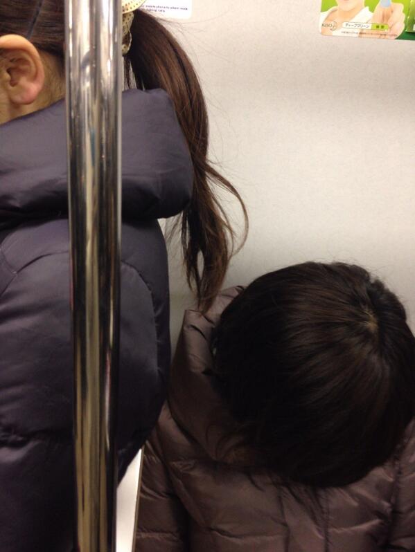 Pc4beginner 電車でドア付近に寄りかかる人は こういうの気をつけてねという例が目の前に ファーとかポニーテールとかすげえ邪魔なんですよ Http T Co Vs3ksciooj