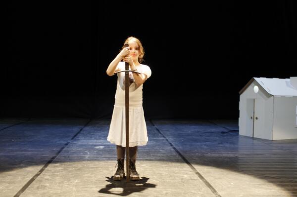 TeatroBriciole's tweet photo. Irene Carra si trasforma in Giovanna D'Arco per Be legend! del Teatro Sotterraneo in scena stasera alle 21 http://t.co/1wxGlJdjfa
