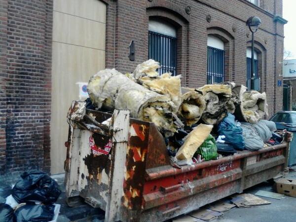 fontaineroubaix's tweet photo. Avis aux nettoyeurs de la liste Dubois: une benne s'agrandit de jour en jour rue de la Tour, à 2 pas de l'entrée LEA http://t.co/D6h7THZ2sk