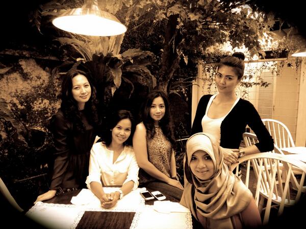 OZATeaTime's tweet photo. Thanks for coming to #OZATeaHouse @nengnong @detch21 @misstiw @dianda_nw &amp; welia. Couldn't wait to see u again :) http://t.co/neA7qraRM2