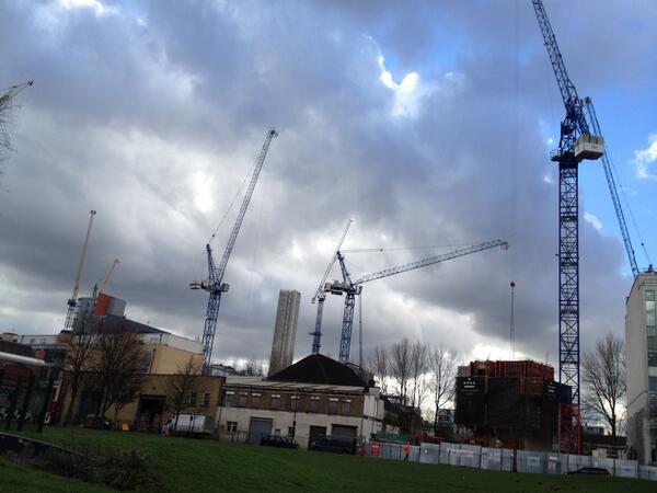 tedbundles's tweet photo. @goonerritchie @barryrbinet @LiamT_86 @DanBoyHamz is it me or are they building something here lol http://t.co/9EoYTcpT7U