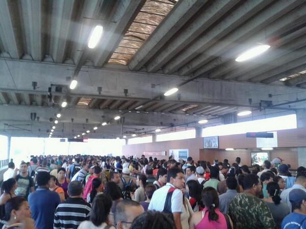 DetestoFila's tweet photo. RT @Pepontocom: O metrô de Camaragibe está lotado devido ao aumento do intervalo dos trens. A foto é do... http://t.co/aCeUjJaZmx