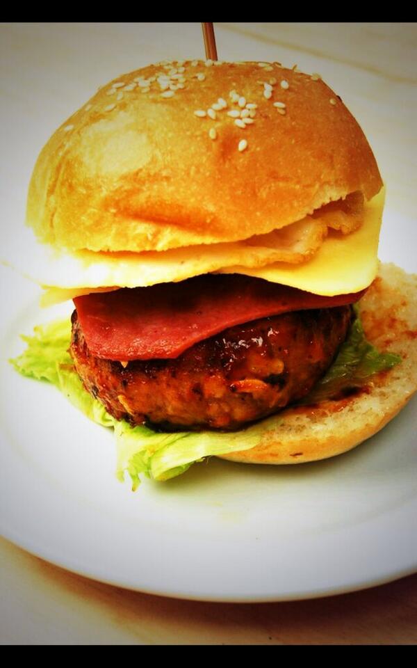 Makan malam pake ini aja deh!! X Burger orgasmus!!!