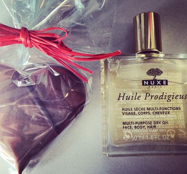Justine_Robin07's tweet photo. Merci a ma copine @DanjouMarie #cadeaux #anniversaire #21ans 🎁😘 http://t.co/sVtlmgMXHT