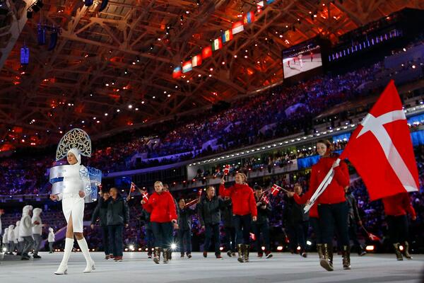 RT_com's tweet photo. Toe to toe: 3000 athletes from 88 countries in parade at #OpeningCeremony of #Sochi Olympics http://t.co/C24gKVowiP http://t.co/56LPRbdLa3