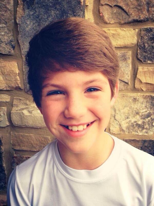 MattyBRapsJP's tweet photo. 【ツイート訳】
友達たちと出かけてるよ！(^^)も��君も週末の準備ができてたらRTしてね！ http://t.co/zzSoB9IQeN