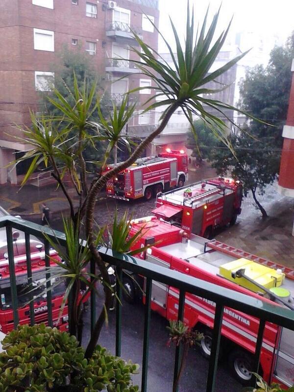 HambreCero's tweet photo. Hace 48 horas que los Bomberos siguen y siguen luchando contra el fuego!!! #HomenajeAlosBomberos #MeSumo! http://t.co/rd9JWF9iyP