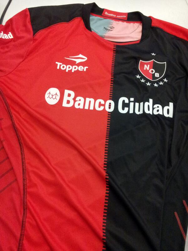 NicolasSinger's tweet photo. #Newells acá  la camiseta p sortear mañana #TNDeportivo. @NicolasSinger @emilianoespinoz @diegoruscitti @TodaPasion http://t.co/bBIPbPKpYw