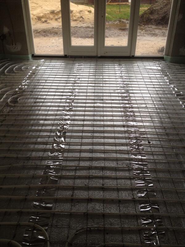 #standaard vloerverwarming in de woningen van #ovt  in #vollenhove  Mooi werk <a href="/aukeenalie/">Auke ToTec</a> . Ligt er strak in.