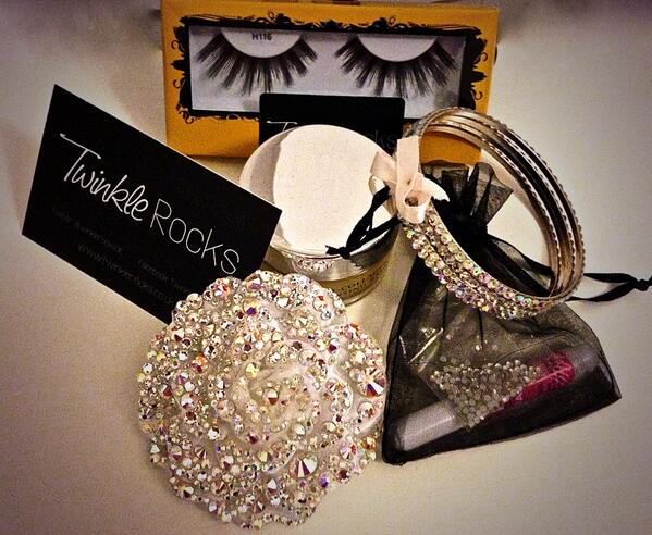 twinklerocksUK's tweet photo. #Valentines #Competition! ❤️ Win: #bangles #rose 🌹(hair clip) #eyelashes #nail diamante set! RT &amp; follow to enter http://t.co/TFM03evCZm