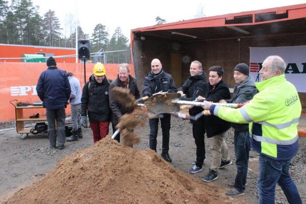SHaninge1's tweet photo. Idag togs första spadtaget för Haninges nya yrkesgymnasium. Viktig investering för jobb åt ungdomar. #haninge http://t.co/EuhV40Ql5h
