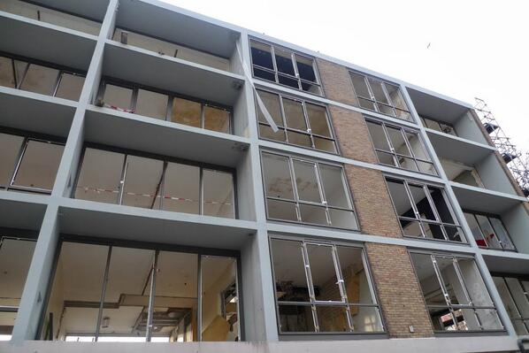 Er wordt flink gebouwd in de <a href="/klarenstraat/">Klarenstraat</a>. Deze week de eerste kozijnen geplaatst. Nog 3 #klushuizen beschikbaar!