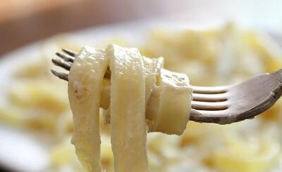 Foodament's tweet photo. The original recipe for Fettuccine “Alfredo”; fettucine noodles tossed with 1 part parmesan cheese, 3 parts butter http://t.co/b0goqVQfsN
