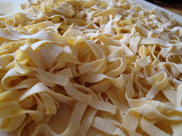 Pastamentary's tweet photo. Happy National Fettuccine #AlfredoDay The word 'fettuccine' in italian literally means 'little ribbons' #TGIF http://t.co/ZapVZrOVYq