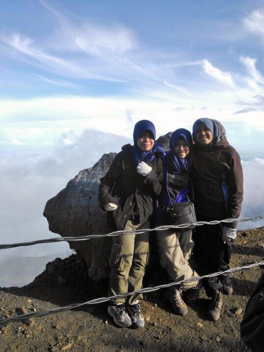 ranindrwt's tweet photo. ketika diri ini berdiri diatas ketinggian 2958 MDPL aku bangga akan Tanah Airku sendiri #ILoveIndonesia @Palagri24 http://t.co/Hb32wbkDiP