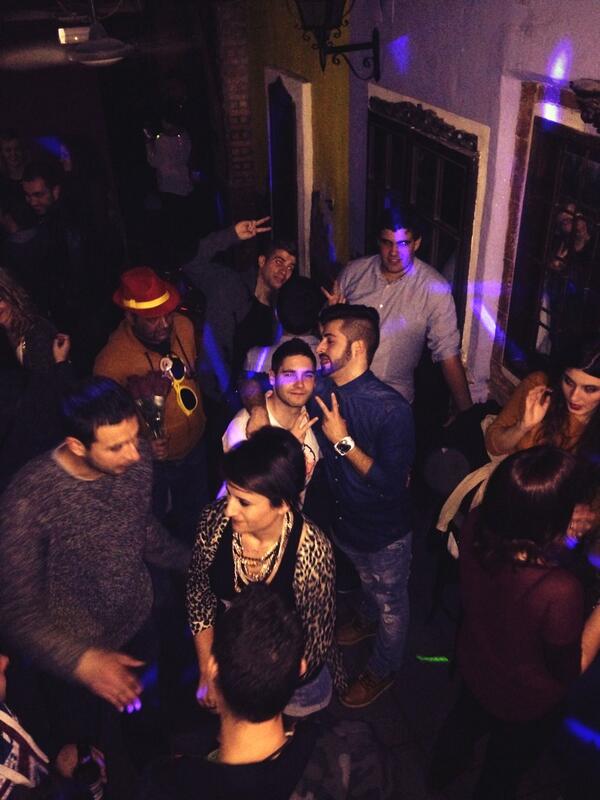 PubCallejonAlic's tweet image. Callejón!!! Callejón!!! Esta noche empezamos con BARRA LIBRE! De 11:30 a 12:30 por 7€!! Leedlo las veces q haga falta