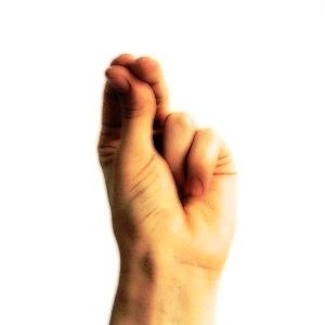жест щелчок пальцами. трут пальцы. поочередно потрите большими пальцами круговыми движениями. указательные пальцы вместе жест. сжатые пальцы на ладони.