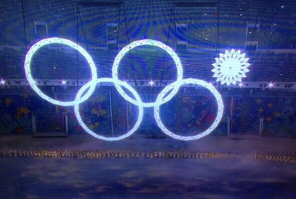 LinziRicketts's tweet image. One ring down.. oops.. feel sorry for whoever was in charge of that! #Sochi2014 #snowflakeproblems