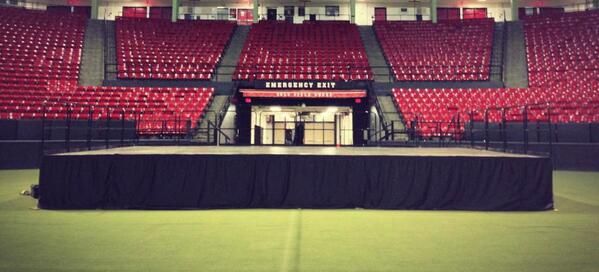 KlassicSoundLLC's tweet image. @KlassicSoundLLC  crew built  #BilJax stage at #UMDCP #ColeFieldhouse for a #concert #klassicsound, #PortableStaging,