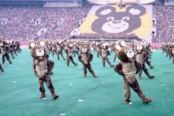 ここで1980年モスクワオリンピックの開会式の様子を振り返ってみましょう