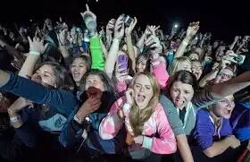 Много фанатов. Толпа. Вид со сцены. Много фанатов. Много фанатов.