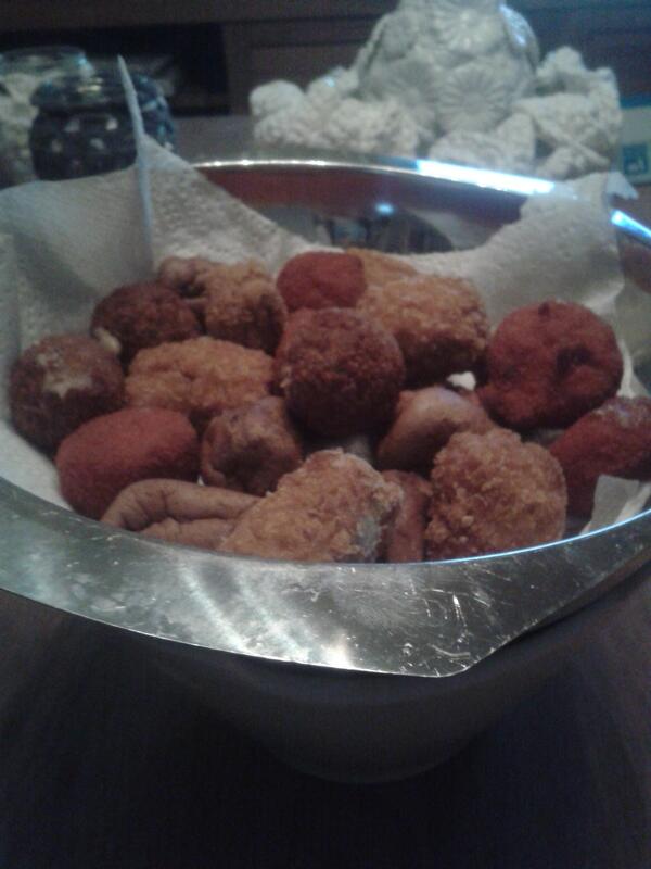 Tessavdven's tweet photo. eteee met @nenavdhorst en @BregjeVerhaeren :) http://t.co/0O6uDFSLKS