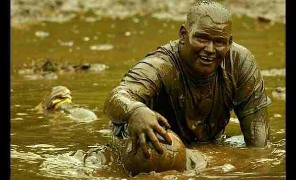 MotivatorMoogs's tweet photo. Game off.... Pitch is fucked!! 

#MuddyMoogs http://t.co/OBOKj9LWjH